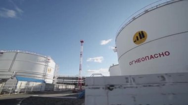 Antipinsky Rafinerisi logolu büyük petrol tankları