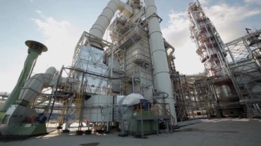 Bir petrol rafinerisi tesisinin Sanayi bölgesi tarafından soldan sağa panorama