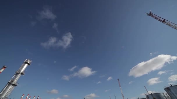 Panorama desde el cielo hasta la gran refinería de petróleo — Vídeos de Stock