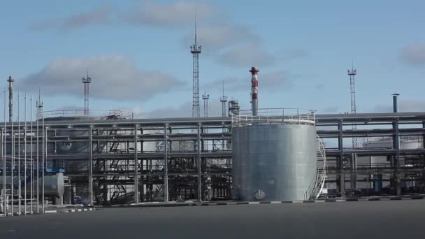 Zona industrial, El equipo de refinación de petróleo, tuberías industriales de una planta de refinería de petróleo — Vídeos de Stock