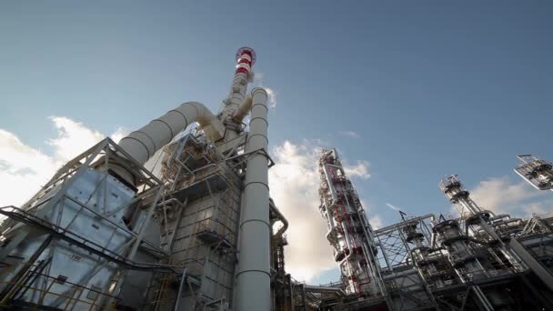 Panorama van links naar rechts door industriële zone van een olieraffinaderij — Stockvideo