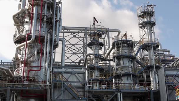 Zona industrial, El equipo de refinación de petróleo, tuberías industriales de una planta de refinería de petróleo — Vídeos de Stock