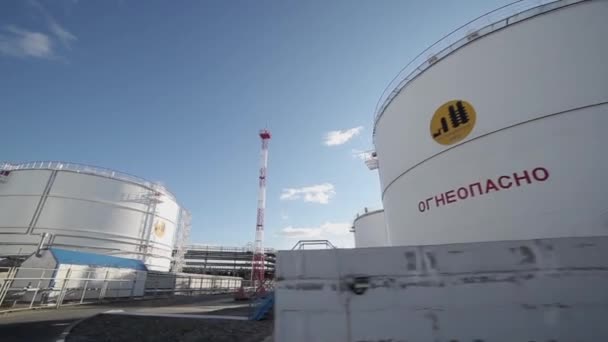 Grandes tanques de aceite con el logotipo de la refinería Antipinsky — Vídeo de stock