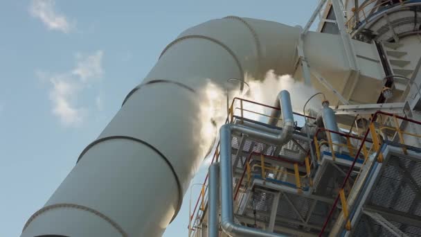 Cheminée et pipelines d'une raffinerie de pétrole sur fond de ciel — Video