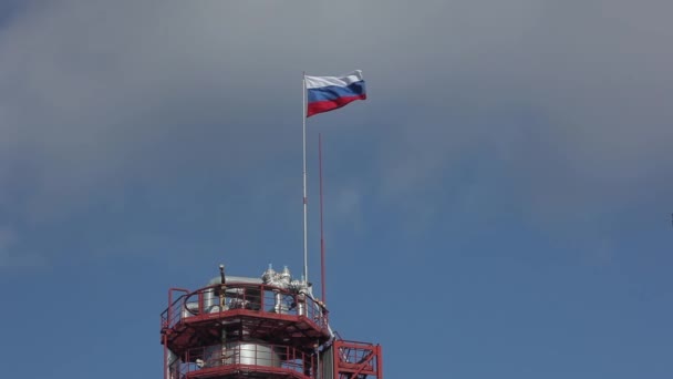 Schwenkt russische Flagge auf Anlagen der Ölraffinerie — Stockvideo