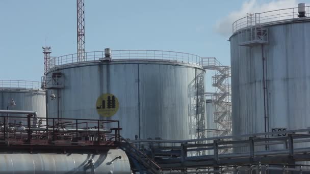 Grandes tanques de petróleo com logotipo da Refinaria Antipinsky — Vídeo de Stock