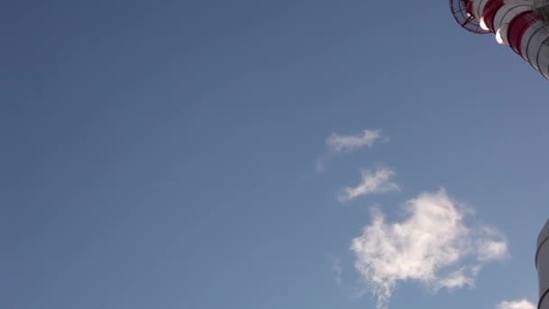 Panorama du ciel à la cheminée d'une raffinerie de pétrole — Video