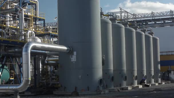Grandes tanques de óleo cinza na zona industrial, o equipamento da refinaria de petróleo — Vídeo de Stock