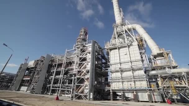 El equipo de refinación de petróleo, tiro ancho en movimiento — Vídeos de Stock