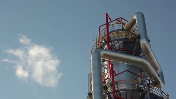 Chimenea y oleoductos de una refinería de petróleo en el fondo del cielo — Vídeos de Stock