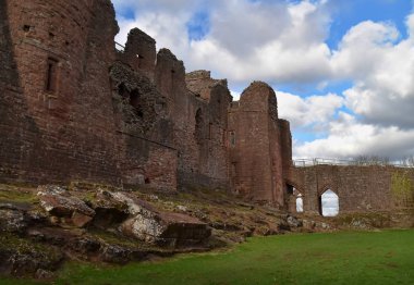 Açık ve güneşli bir günde Goodrich Castle