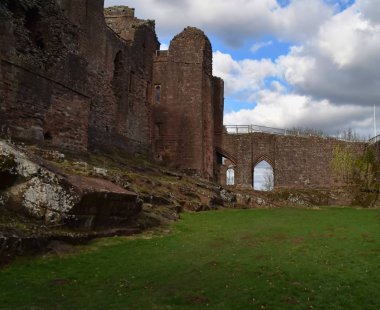 Açık ve güneşli bir günde Goodrich Castle