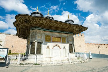 Çeşme Topkapı Sarayı önünde
