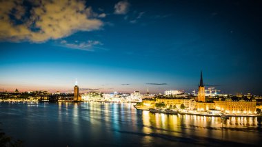 Panoramic eski şehir İsveç - Stockholm (Gamla Stan)'bir yaz gecesi görüntüleyin. Yansıma