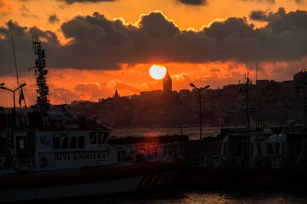 Słońce Zatapiając Wieży Galata — Zdjęcie stockowe