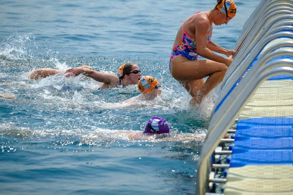 2018 サムスン ボスポラス海峡横断水泳レース イスタンブール トルコ 2018年サムスン ボスポラス海峡横断の水泳レース イスタンブール トルコ — ストック写真