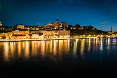 Panoramic eski şehir İsveç - Stockholm (Gamla Stan)'bir yaz gecesi görüntüleyin. Yansıma