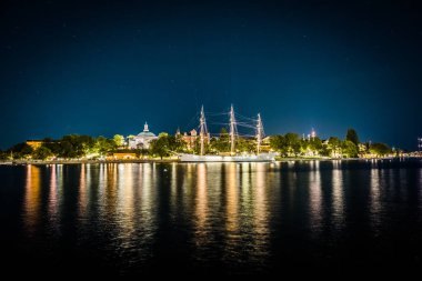 Panoramic eski şehir İsveç - Stockholm (Gamla Stan)'bir yaz gecesi görüntüleyin. Yansıma