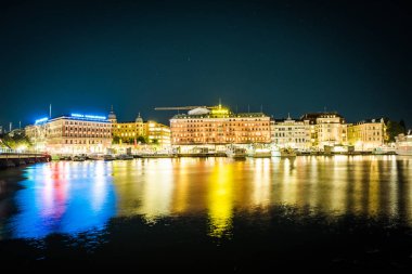 Panoramic eski şehir İsveç - Stockholm (Gamla Stan)'bir yaz gecesi görüntüleyin. Yansıma