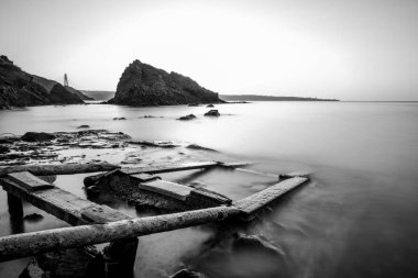 Gün batımı, kayalar ve Türkiye'de Yavuz Sultan Selim Bridge Köprüsü uzun pozlama.