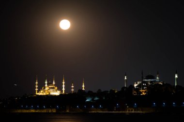 Süper mavi kanlı ay arkasında Sultanahmet Camii, Istanbul, Türkiye