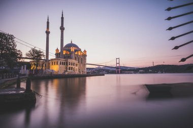 Istanbul. Ortaköy Camii ile Boğaz Köprüsü Istanbul'da görüntü mavi twilight saat sırasında.