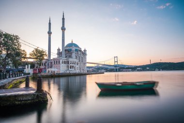 Istanbul. Ortaköy Camii ile Boğaz Köprüsü Istanbul'da görüntü mavi twilight saat sırasında.