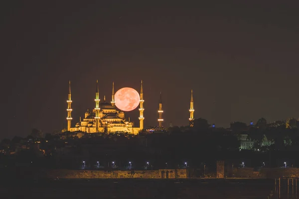 Super Błękitna Krew Księżyc Plecami Meczetu Sultanahmet Stambuł Turcja — Zdjęcie stockowe