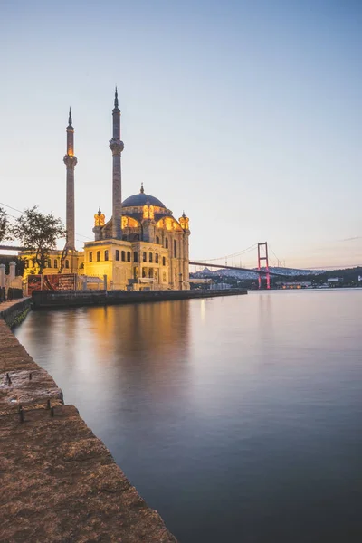 Istanbul Wizerunek Meczet Ortaköy Most Bosfor Stambule Podczas Godziny Ciemnoniebieski — Zdjęcie stockowe