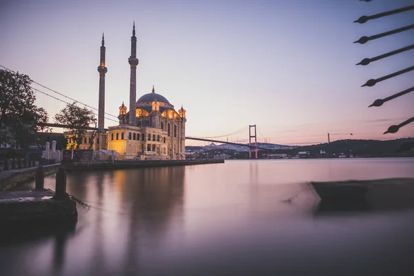 Istanbul Wizerunek Meczet Ortaköy Most Bosfor Stambule Podczas Godziny Ciemnoniebieski — Zdjęcie stockowe