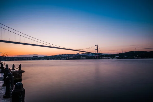 Istanbul Wizerunek Meczet Ortaköy Most Bosfor Stambule Podczas Godziny Ciemnoniebieski — Zdjęcie stockowe