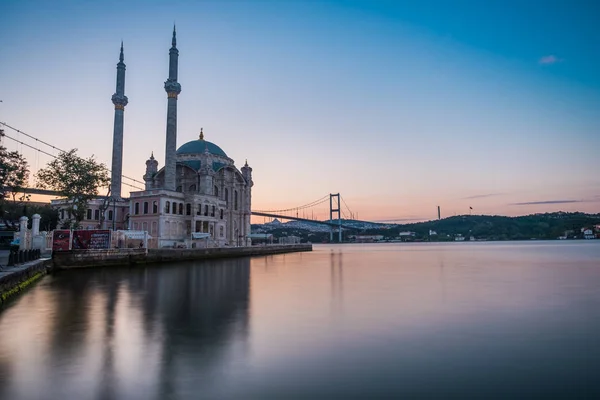 Istanbul Wizerunek Meczet Ortaköy Most Bosfor Stambule Podczas Godziny Ciemnoniebieski — Zdjęcie stockowe