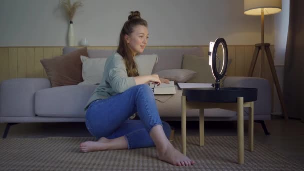 Emocionado blogger con smartphone y lámpara de anillo durante el video en vivo — Vídeos de Stock