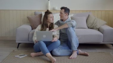 Proje planlarını tartışan ilham verici bir çift. Alet ve not defterleri olan genç serbest çalışanlar..