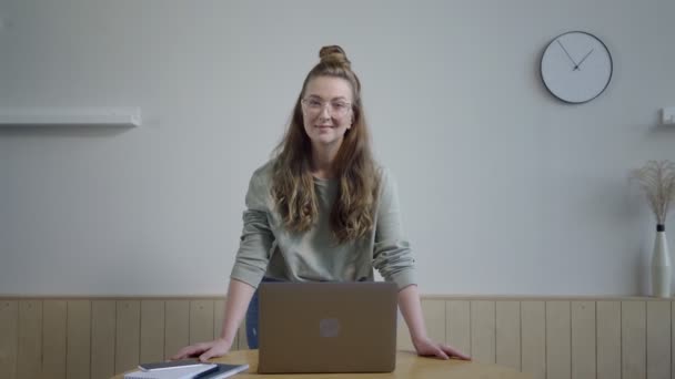 Femme indépendante confiante à table avec ordinateur portable. — Video