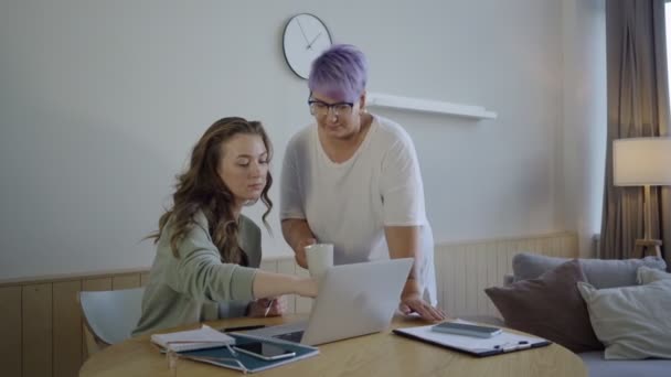 Mujeres sonrientes discutiendo el proyecto trabajando remotamente — Vídeos de Stock