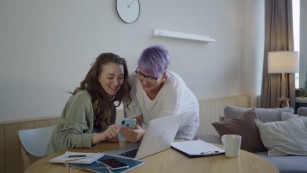 Veselé ženy na volné noze sdílející mobilní telefon — Stock video