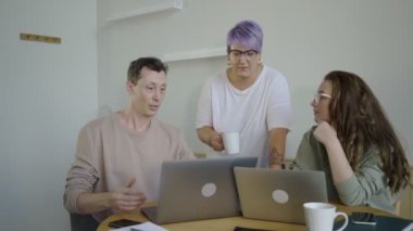 Sofrada aletleri olan modern işçilerden esinlendim. Menajeriyle sosyal medya projesini tartışan ilham verici çift