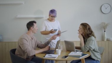 Sofrada aletleri olan modern işçilerden esinlendim. Menajeriyle sosyal medya projesini tartışan ilham verici çift