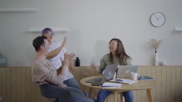 Expresivos jóvenes freelancers con gadgets en la sala de estar — Vídeos de Stock