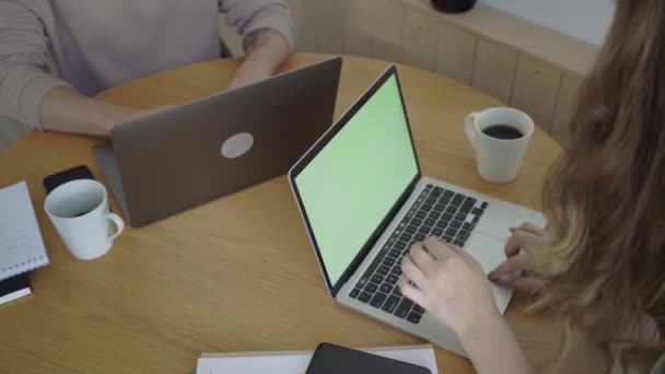 Modern stel freelancer werkt in de woonkamer — Stockvideo