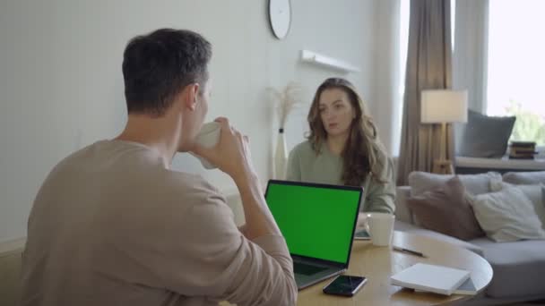 Couple moderne travaillant avec des ordinateurs portables. Jeune couple intelligent discutant du projet au bureau — Video
