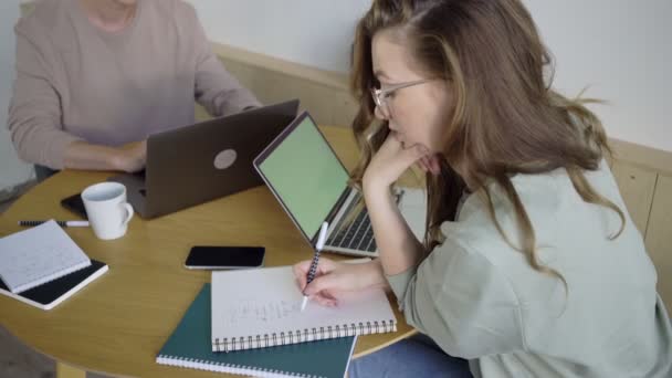 Casal moderno de freelancer trabalhando na sala de estar — Vídeo de Stock