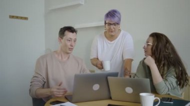 Sofrada aletleri olan modern işçilerden esinlendim. Menajeriyle sosyal medya projesini tartışan ilham verici çift