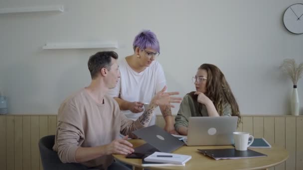 Inspiré les travailleurs modernes avec des gadgets à table. Couple inspiré avec le gestionnaire discutant du projet de médias sociaux — Video