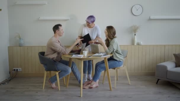 Trabajadores modernos inspirados con artilugios en la mesa. Pareja inspirada con gerente discutiendo proyecto de redes sociales — Vídeos de Stock