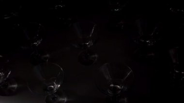 Pastel arka planda şarap bardaklarından yapılmış bir desen, düz yatış, üst manzara. Moda Minimalist Konsepti.