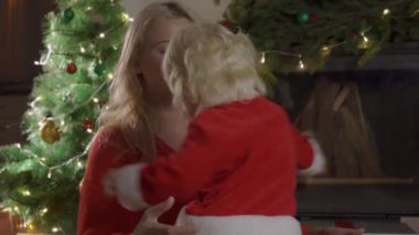 Anne ve kızı Noel hediyelerini değiştiriyor.. 