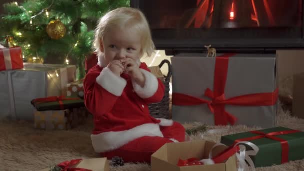 Feliz niña sonriente con caja de regalo de Navidad. Niño de Navidad Regalos felices Regalos. — Vídeo de stock