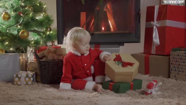 Menina sorridente feliz com caixa de presente de Natal. Natal criança Presentes felizes Presentes. — Vídeo de Stock